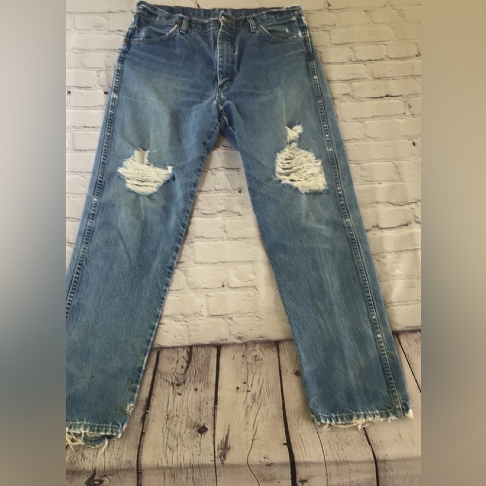 Wrangler 34X33 light wash destroyed‎ distressed farm life western cowboy jeans